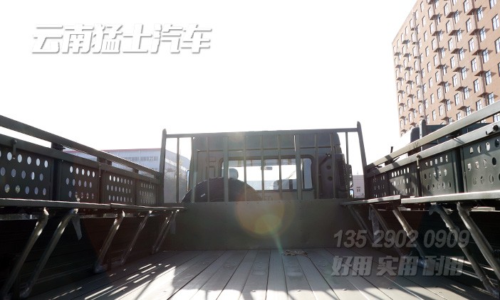 東風(fēng)天錦越野車(chē),六驅(qū)EQ2102越野卡車(chē),六驅(qū)越野底盤(pán),東風(fēng)卡車(chē),190馬力越野卡車(chē),卡車(chē)出口