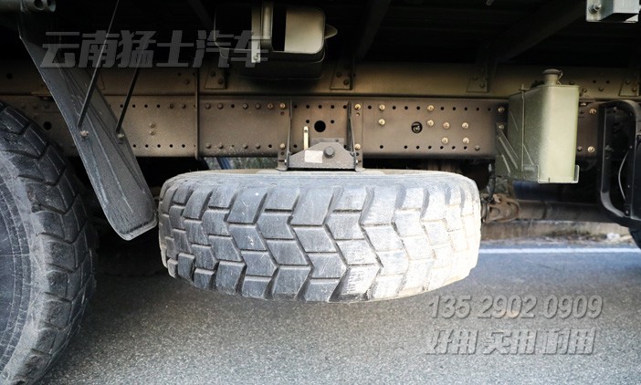國(guó)五運(yùn)兵車(chē),出口型運(yùn)兵車(chē),EQ2130GA,東風(fēng)6x6卡車(chē),六驅(qū)柴油貨車(chē)
