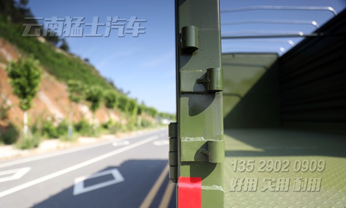 重型載貨卡車,物流運輸車,東風(fēng)六驅(qū)卡車,340馬力越野車,5.8米貨箱貨車,6*6高墻板貨車,出口專用車,載15噸越野卡車