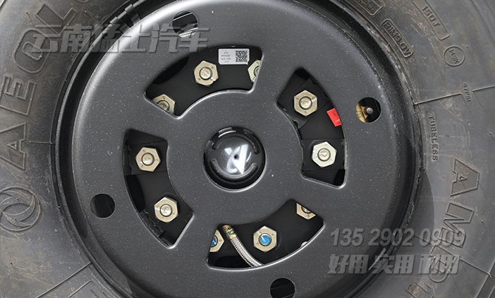 東風(fēng)EQ2102NJ,六驅(qū)越野卡車(chē)底盤(pán),越野專(zhuān)用車(chē)底盤(pán),東風(fēng)153高配,210馬力雙排卡車(chē),輪胎充放氣,后置絞盤(pán)